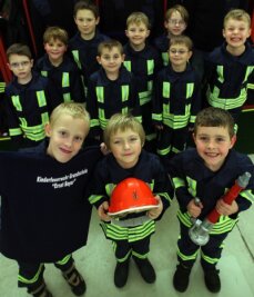 12 Jungen tragen stolz ihre neuen Feuerwehruniformen - 
              <p class="artikelinhalt">Die Kinderfeuerwehr hat neue Uniformen. Felix Eibig (7), Marcus Winter (8) und Nico Hegner (8) sind wie die anderen stolz.</p>
            