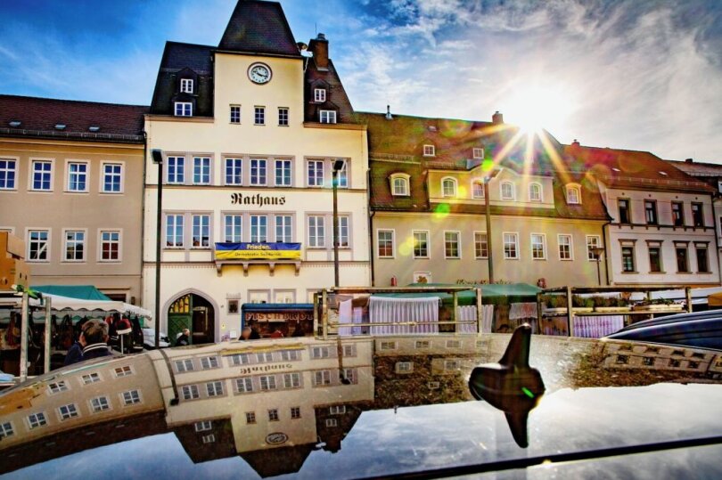 Die Stadt Frankenberg, hier das Rathaus am Markt, will als Kommune nachhaltiger werden.