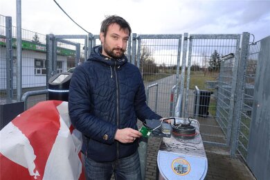 Stadionmanager Tino Hahm an dem demolierten Drehkreuz.