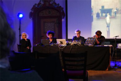 Für die Klangperformance sorgten Hani Mojtahedi, Yara Mekawei, Andi Toma und Michael Akstaller (von links) von einem Tisch aus. Im Hintergrund wurden Bilder an die Wand projiziert.