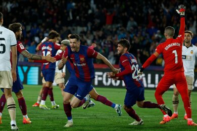 Barcelonas Robert Lewandowski feiert den dritten Treffer seiner Mannschaft während des spanischen La-Liga-Fußballspiels zwischen Barcelona und Valencia im Stadion Olimpic Lluis Companys in Barcelona.