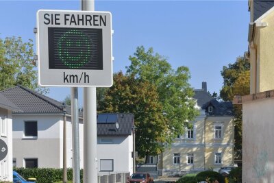 Ein Smiley erhalten Fahrer als Lob, die sich auf der Ziegelgasse in Freiberg an Tempo 30 halten. 