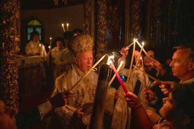 Orthodoxe Ostern in der Türkei: Patriarch Bartholomaios I. von Konstantinopel zündet bei der Ostermesse in Fatih mit anderen Gläubigen Kerzen an.