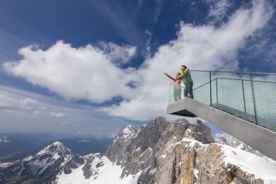 Neue Attraktion an der Dachstein-Bergstation: Besucher können eine Himmelsleiter erklimmen, die einen beeindruckenden Blick auf die Berge bietet.