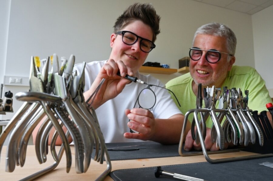 Carolin Kaubisch und ihr Vater Andreas Kaubisch bei der Montage von Brillen. Die Chefin von Optiker Meise an der Straße der Nationen führt das Familienunternehmen in dritter Generation. 