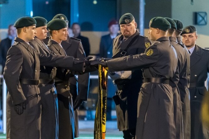 Nach ihrer Grundausbildung haben am Donnerstagabend 120 Rekruten des Panzergrenadierbataillons 371 Marienberger Jäger auf dem Kunstrasenplatz in Pockau ihr Gelöbnis abgelegt.