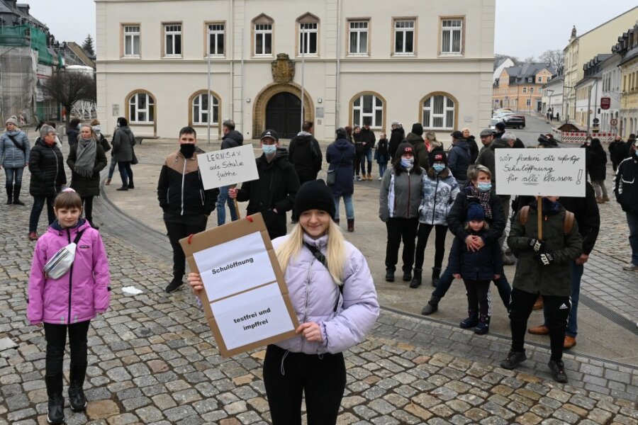 120 Schüler und Eltern demonstrieren in Schneeberg für Präsenzunterricht - Auf dem Marktpatz der Bergstadt Schneeberg haben Schüler und Eltern am Samstag auf ihre Situation aufmerksam gemacht, vorn Mitte die Zehntklässlerin Fabienne Heymann.