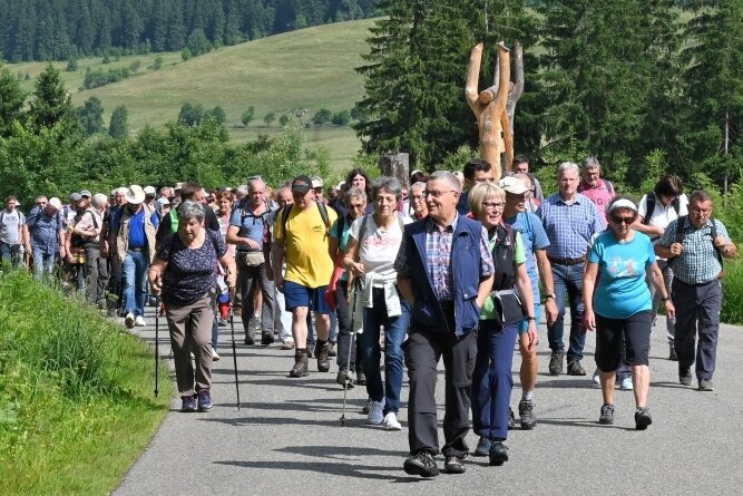 120 Wanderer gehen in Carlsfeld auf Sommertour - Die Sommerwanderung führte am Sonntag die zahlreichen Teilnehmer rund um die Talsperre Carlsfeld. 