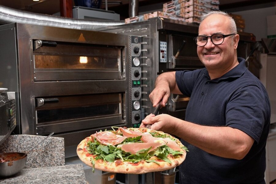 1200 Pizzas pro Monat: Italiener zufrieden mit neuem Standort in Oelsnitz - Tindaro Bonaccorso vom italienischen Restaurant Le Delizie Siciliane am Oelsnitzer Markt bereitet die Pizzas selbst zu. Sie sind bei seinen Gästen besonders beliebt.