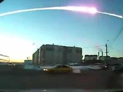 Über Tscheljabinsk ist der glühende Schweif des Meteoriten zu sehen.