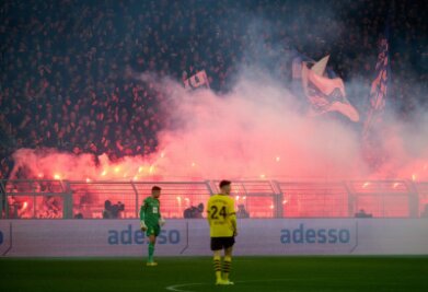 122.500 Euro Geldstrafe für VfL Bochum - Bochumer Fans brannten während der Partie in Dortmund Bengalische Feuer ab.