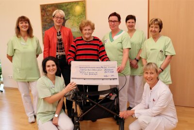 13. Hospizlauf in Erlabrunn erbringt mehr als 43.000 Euro - Den übergroßen Scheck des Spendenlaufs durfte Hospizbewohnerin Josefa Grieger (M.) entgegen nehmen.