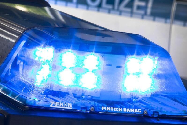            Ein Blaulicht auf dem Dach eines Polizeiwagens.