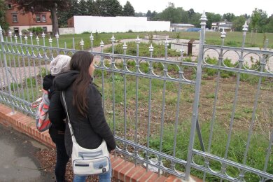Passantinnen werfen schon mal interessierte Blicke über den Zaun am Simötipark, der in Kürze eröffnet wird.