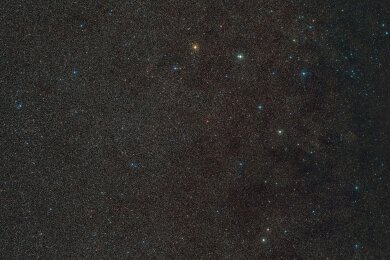 Das Handout zeigt einen Weitwinkelausschnitt der Umgebung von "Gaia BH3", dem massereichsten stellaren schwarzen Loch in unserer Galaxie. Das schwarze Loch selbst ist hier nicht sichtbar, aber der Stern, der es umkreist, befindet sich in der Mitte des Bildes.