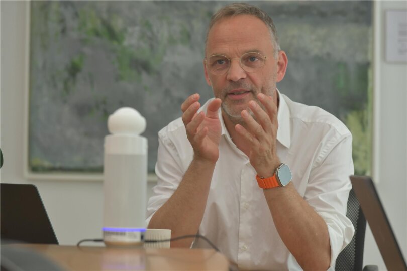 „Haben wir die Kraft, die Probleme zu reden?“ Landrat Dirk Neubauer im Landratsamt in Freiberg.