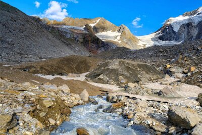 Es gibt viele Naturphänomene, die man je nach Mindset als Anzeichen für den Klimawandel deuten oder als zufällige Abweichung von der Normalität deuten kann. Die seit Jahrzehnten abschmelzenden Gletscher in den Alpen lassen jedoch nur eine Deutung zu: Es wird wärmer auf dem Planeten Erde. Inwiefern individuelles Verhalten diesen Prozess stoppen kann, darüber streiten die Gelehrten. Unstrittig dürfte jedoch sein: Ein ressourcenschonendes Leben ist per se erst einmal eine gute Angelegenheit. 