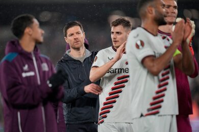 Leverkusens Cheftrainer Xabi Alonso (2.v.l) feiert mit seinen Spielern.