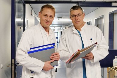 Dr. Axel Bauer (links) und Dr. Matthias Weiß teilen sich im Zschopauer Krankenhaus in die Aufgaben des Ärztlichen Direktors. 