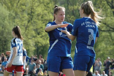 Nicole Woldmann (l.) hat sich nach ihrer mehr als einjährigen Verletzungspause zurück in die Stammelf der Jenaer Zweitliga-Fußballerinnen gekämpft. Am Sonntag bezwang das Team den Hamburger SV mit 3:1.