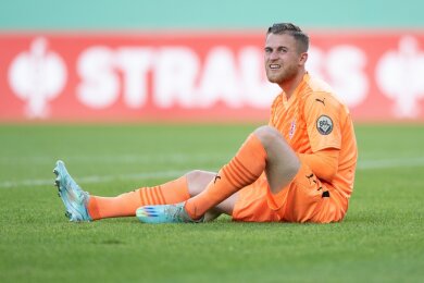 Halles Torhüter Sven Müller reagiert nach der Niederlage.