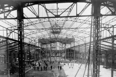 130 Jahre Chemnitzer Markthalle: Zwischen Kuppel und Kommerz - Richtfest der Markthalle Chemnitz 1890. Die Konstruktion ruht auf 31 Gitterstützen.