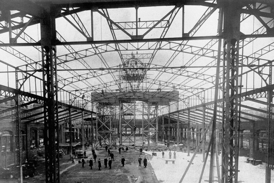 Richtfest der Markthalle Chemnitz 1890. Die Konstruktion ruht auf 31 Gitterstützen.