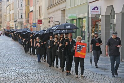 130 Personen demonstrieren in Zwickau gegen moderne Sklaverei - Rund 130 Teilnehmer haben sich dem ersten "Walk for Freedom" am Samstag in Zwickau angeschlossen.