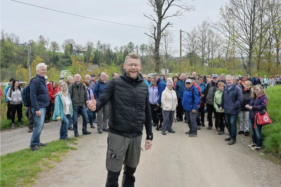 130 Wanderer in Thalheim bei Erlebnistour der "Freien Presse" mit von der Partie -  Wanderleiter Steven Oesen führte 130 Teilnehmer. 