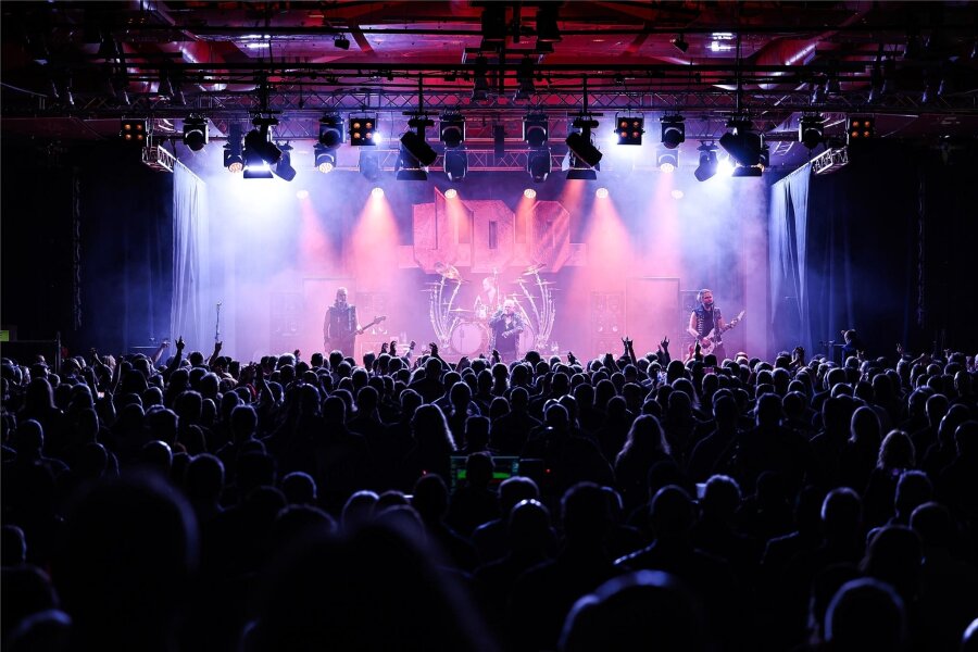 1300 Fans feiern U.D.O. und Primal Fear in Markneukirchen - Die Heavy-Metal-Band U.D.O. in der Musikhalle Markneukirchen.