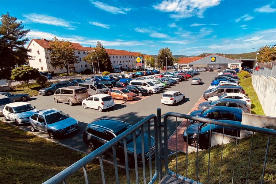 14.000 Menschen beim Heimspiel von Erzgebirge Aue: So voll waren die Parkplätze in Stadionnähe - Suchen zwecklos: Schon eine Stunde vor dem Spiel war der für Autofahrer zum Heimspiel neu zugängliche Lidl-Parkplatz voll.