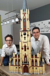 14.000 Steine: Die Bockwaer Matthäuskirche gibt es jetzt als Lego-Nachbau - Im Maßstab 1:37 bauen Vater Sascha und Sohn Tommy gemeinsam die Bockwaer Kirche nach. 1,23 Meter hoch wird das Modell, das aber noch nicht ganz fertig ist. 