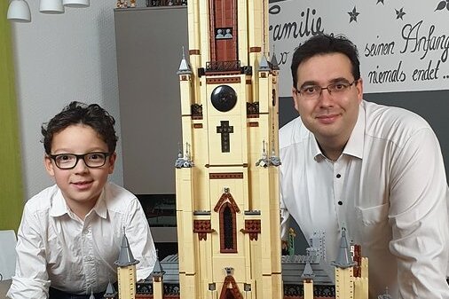 14.000 Steine: Die Bockwaer Matthäuskirche gibt es jetzt als Lego-Nachbau - Im Maßstab 1:37 bauen Vater Sascha und Sohn Tommy gemeinsam die Bockwaer Kirche nach. 1,23 Meter hoch wird das Modell, das aber noch nicht ganz fertig ist. 