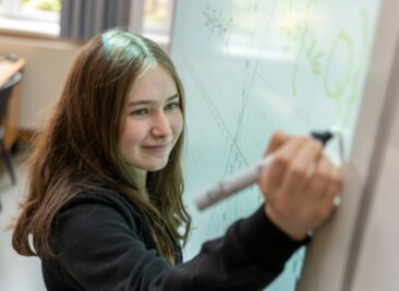 14-jährige Vogtländerin lernt künftig an Sachsens Eliteschule - Lernen ist für Paula Treichel eine Lust. Besonders begabt ist die 14-Jährige in Mathe und Physik. Ihre Fähigkeit, sehr logisch zu denken, hat ihr den Platz im Landesgymnasium Sankt Afra Meißen eingebracht. 