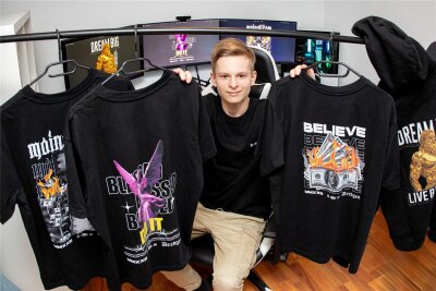 14-jähriger Unternehmer in Lichtenwalde: "Man kann mehr schaffen, wenn man aus sich rausgeht" - Die ersten vier Stücke der Kollektion sind fertig: Der 14-jährige Moritz Mertens aus Lichtenwalde hat sich mit selbst gestalteten T-Shirts selbstständig gemacht.