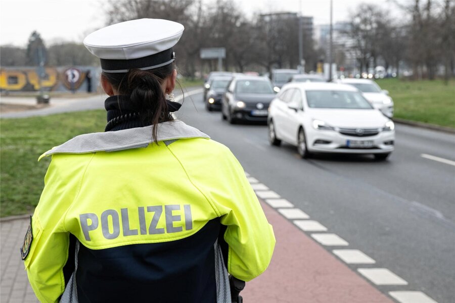 14 Personen in Haft: Polizei will sachsenweite Fahndungsaktion wiederholen - Eine Polizeiobermeisterin war beim ersten landesweiten Fahndungs- und Kontrolltag der sächsischen Polizei in Dresden im Einsatz. Die Beamten verbuchen den Tag als Erfolg.