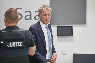 Thüringens AfD-Landeschef Björn Höcke in einer Verhandlungspause vor dem Landgericht Halle/Saale.