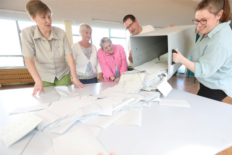 In der ehemaligen Allendeschule wurde am Sonntagabend wie in den anderen Plauener Wahllokalen auch die Stimmen ausgezählt.