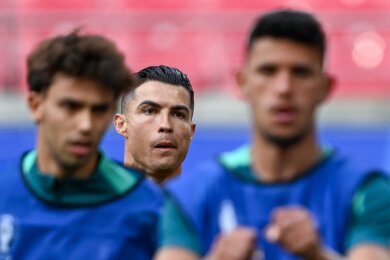 Die portugiesische Nationalmannschaft um Ronaldo (M) wird im ersten EM-Spiel gegen Tschechien antreten - und Ronaldo einen Rekord brechen.