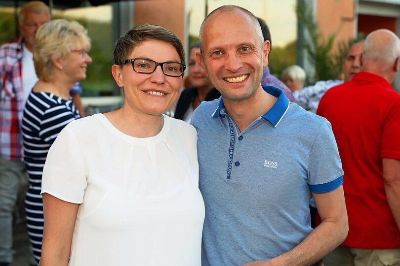 Das Siegerlächeln aus Meerane: Jörg Schmeißer freut sich mit seiner Ehefrau Judith über den Wahlsieg. 