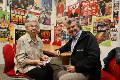 Damit hatte die 93-jährige Irma Neumann nicht gerechnet. Beim Konzert am Freitag in Zwickau traf sie ihren Lieblingssänger Andy Borg persönlich.