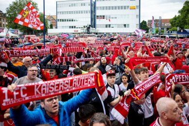 Auf dem Stiftsplatz in Kaiserslautern warteten Fans auf ihre Fußballhelden vom 1. FC Kaiserslautern.