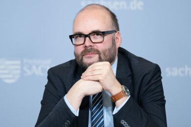 Christian Piwarz (CDU), Kultusminister von Sachsen, nimmt an einer Kabinetts-Pressekonferenz teil.