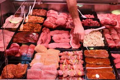 Die Kennzeichnungspflicht für unverpacktes Fleisch wird sowohl von Metzgereien als auch von Supermärkten nicht vollständig umgesetzt.