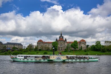 Der historische Schaufelraddampfer "Krippen" der Sächsischen Dampfschifffahrt fährt am Vormittag auf der Elbe vor der Staatskanzlei entlang.