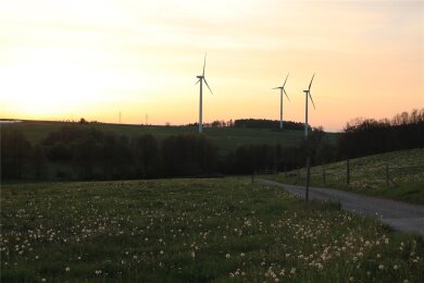 Drei Windkraftanlagen drehen sich schon bei Pfaffengrün.