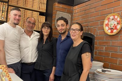 Die ganze Familie packt mit an: Francesco Ficarra (v.l.), die Eltern Umberto und Marion, Sohn Fabrizio und Mirella Ficarra, Schwester von Umberto. Ihr Bruder Graziano arbeitet ebenfalls im Restaurant.