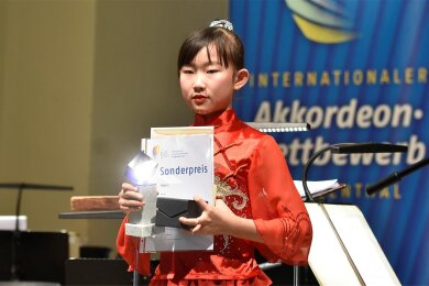 Beim Akkordeonwettbewerb 2019 erhielt Yijin Li (China) als jüngste Teilnehmerin den Sonderpreis des Deutschen Harmonika Verbandes. Nach der Klingenthaler Absage des Wettbewerbes 2024 wollte China den Wettbewerb übernehmen.
