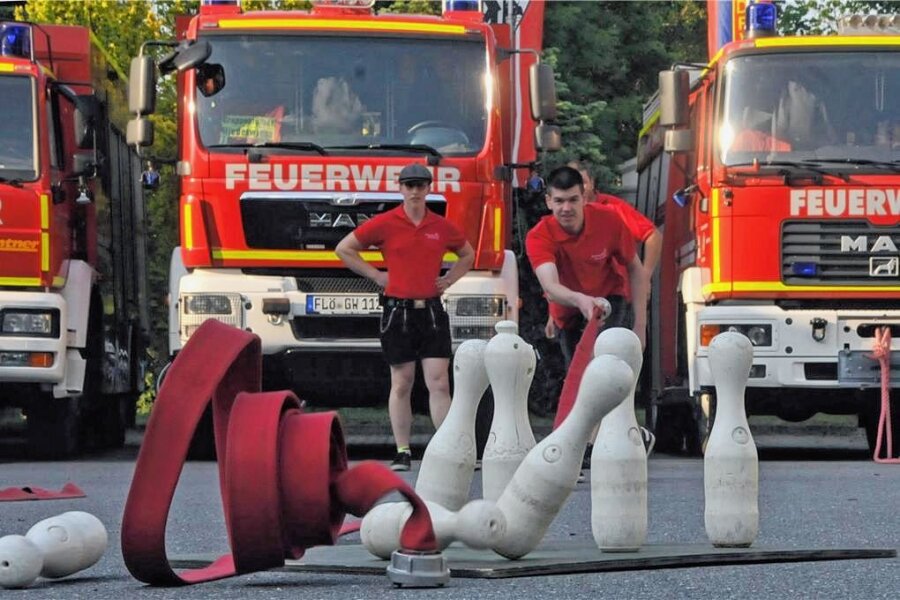 140 Jahre Feuerwehr Niederwiesa: Selbst mit einem Schlauch wird gekegelt - Axel Thiele von den Gastgebern des Katastrophenschutzzuges war erfolgreich beim Kegeln mit dem Schlauch. 