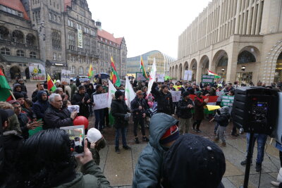 140 Teilnehmer bei Friedenskundgebung der Kurden in Chemnitz - 